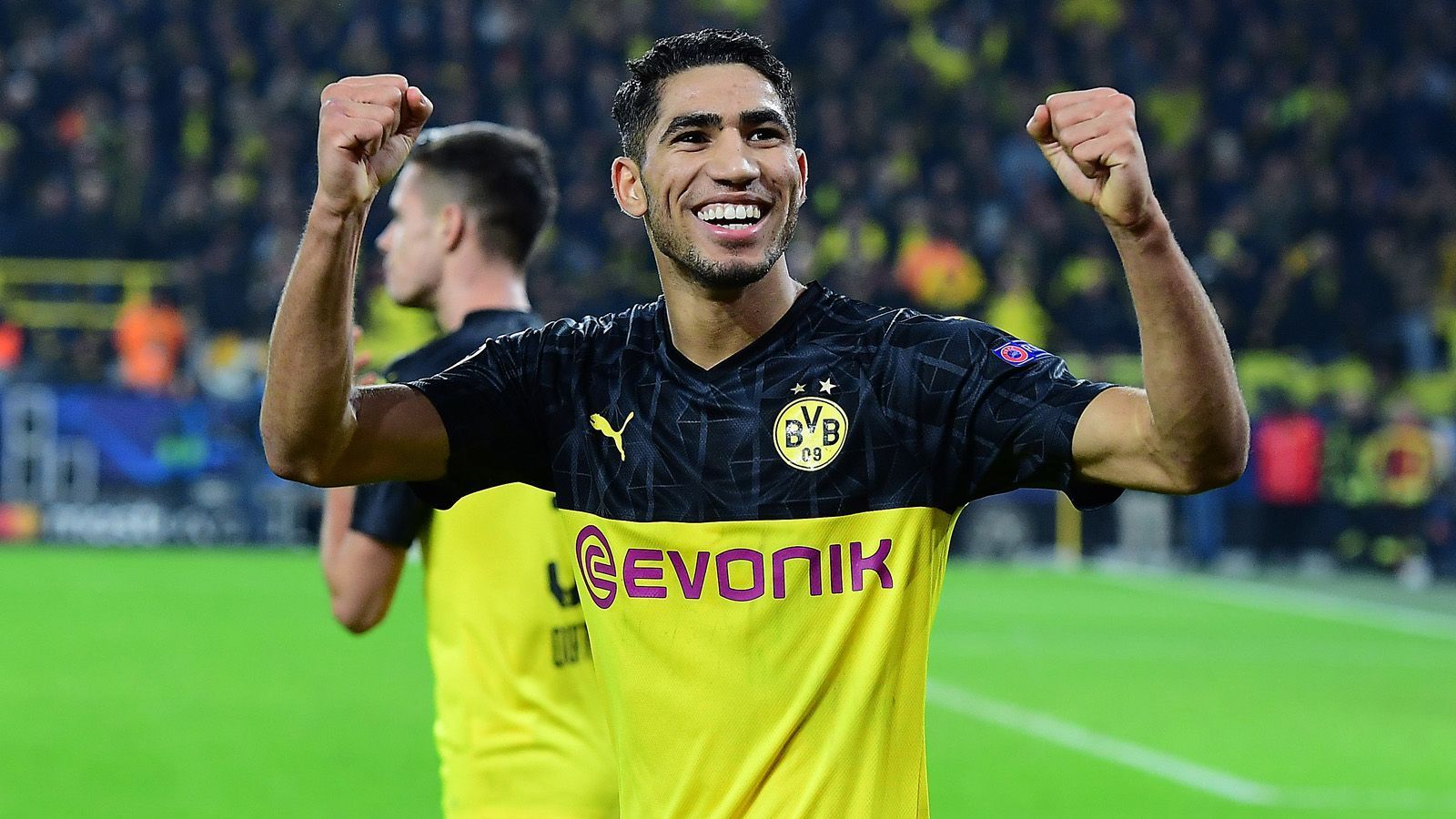 
                <strong>Achraf Hakimi</strong><br>
                Schaltet sich immer wieder vorne ein. Das 1:2 leitet er selbst ein, rückt dann in die Spitze vor und schiebt zum Anschlusstreffer ein. Danach mit vielen guten Offensivaktionen und Flanken über rechts, der beste BVB-Spieler des Abends. Belohnt sich mit dem Tor zum 3:2, das er per Doppelpass mit Sancho ebenfalls selbst einleitet. Starker Auftritt. ran.de-Note: 1
              