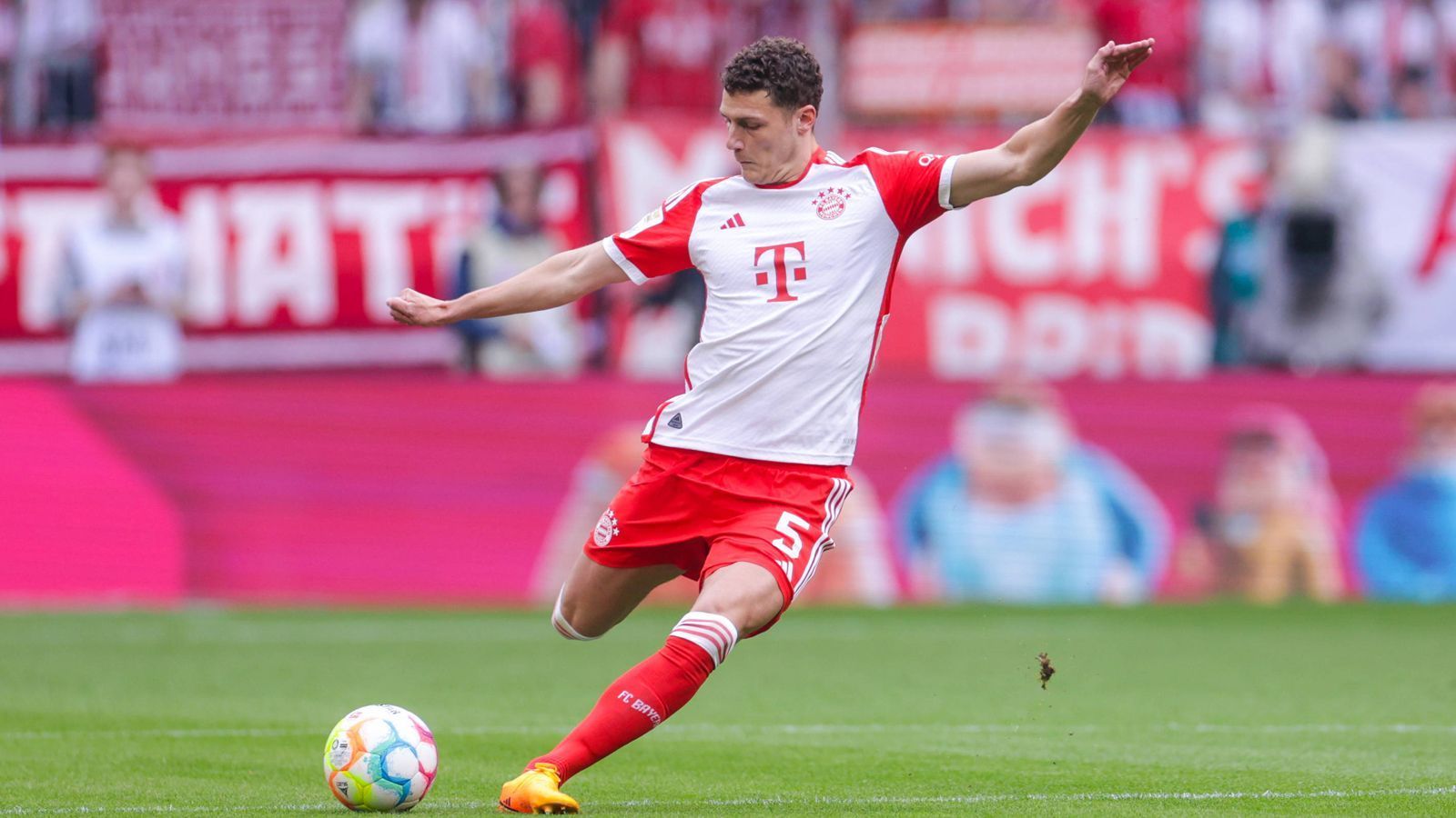 
                <strong>Benjamin Pavard (FC Bayern München)</strong><br>
                Heute etwas mehr Führungsperson als noch beim Heimspiel gegen Schalke. Verpasst es zu häufig, seine Mitspieler nach Ballgewinnen nach vorne zu treiben. Holt sich in der zweiten Halbzeit eine dumme gelbe Karte ab und verursacht dann auch noch den Strafstoß für Leipzig. ran-Note: 5
              