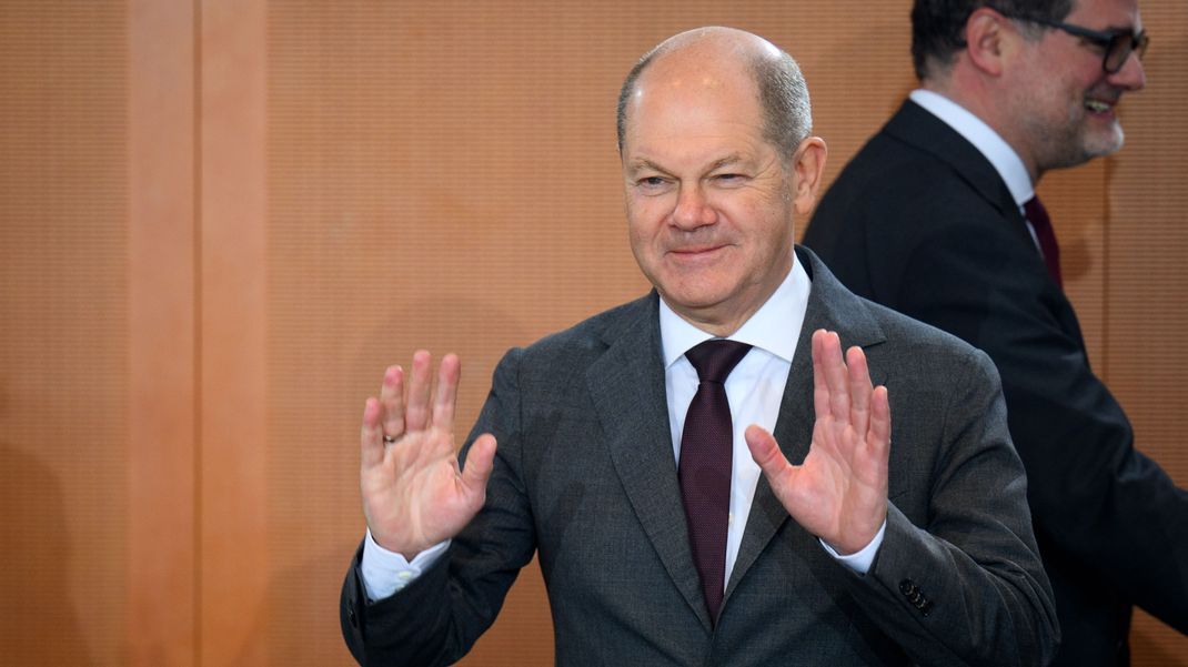 Bundeskanzler Olaf Scholz (SPD) steht zu Beginn der Kabinettssitzung der Bundesregierung im Bundeskanzleramt. 