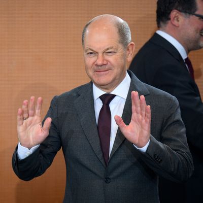 Bundeskanzler Olaf Scholz (SPD) steht zu Beginn der Kabinettssitzung der Bundesregierung im Bundeskanzleramt. 