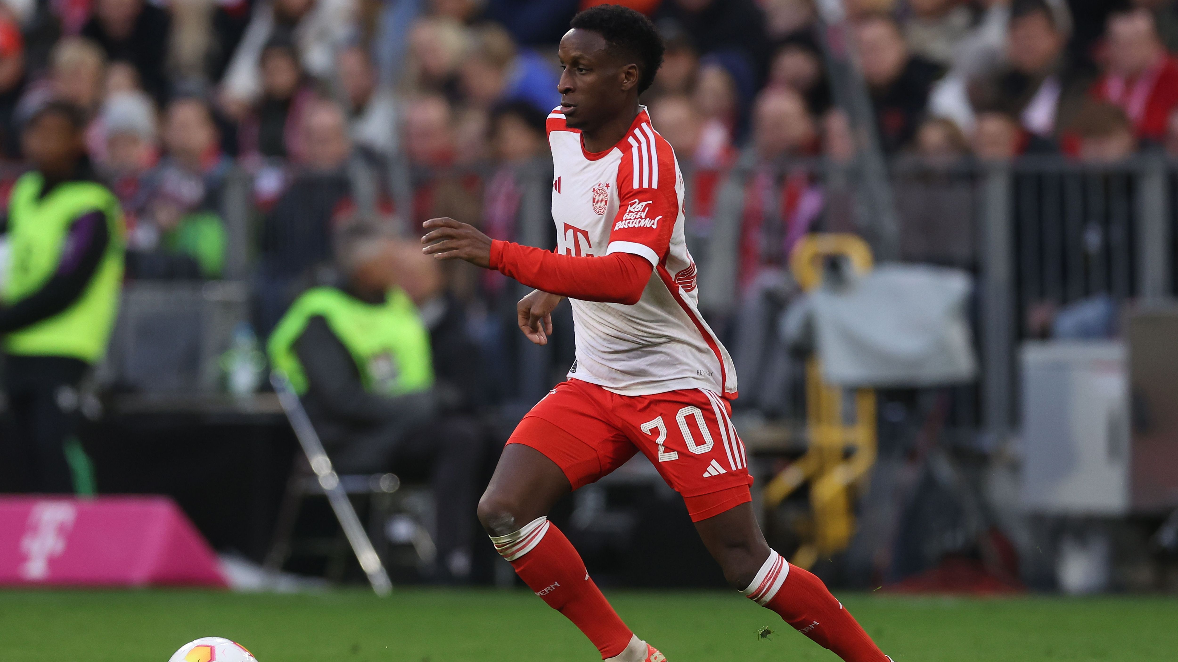 <strong>Bouna Sarr (zuletzt FC Bayern München)</strong><br>Ebenfalls vier Jahre stand Bouna Sarr beim FC Bayern unter Vertrag, nachdem der Rechtsverteidiger 2020 von Marseille an die Säbener Straße wechselte. In München spielte Sarr aber über seine gesamte Vertragslaufzeit nur eine sportliche Nebenrolle, kam lediglich auf 33 Einsätze. Zudem wurde er in der Vorsaison auch noch von einem Kreuzbandriss zurückgeworfen.