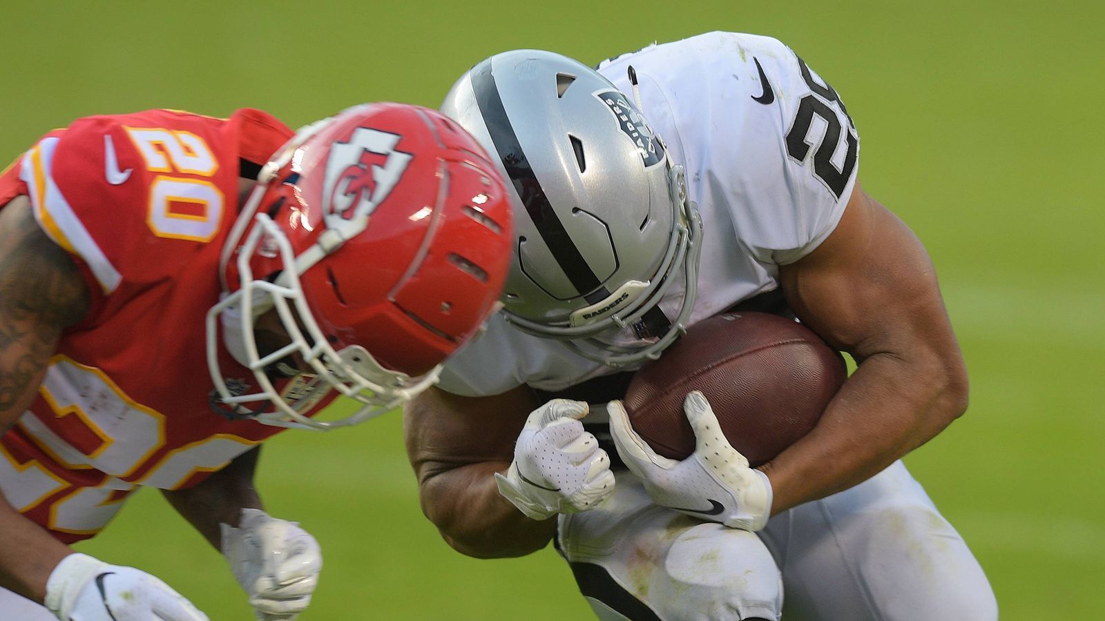 
                <strong>Bleibt die Helmet Rule in ihrer jetzigen Form bestehen?</strong><br>
                Ein Helmet-to-Helmet-Hit, wie er auf diesem Bild zu sehen ist, ist schon länger verboten. In der letzten Offseason passte die NFL die Helmet Rule noch einmal an. Die größte Änderung: Verteidiger durften bei einem Tackle den Kontakt nicht mit ihrem Helm initiieren...
              