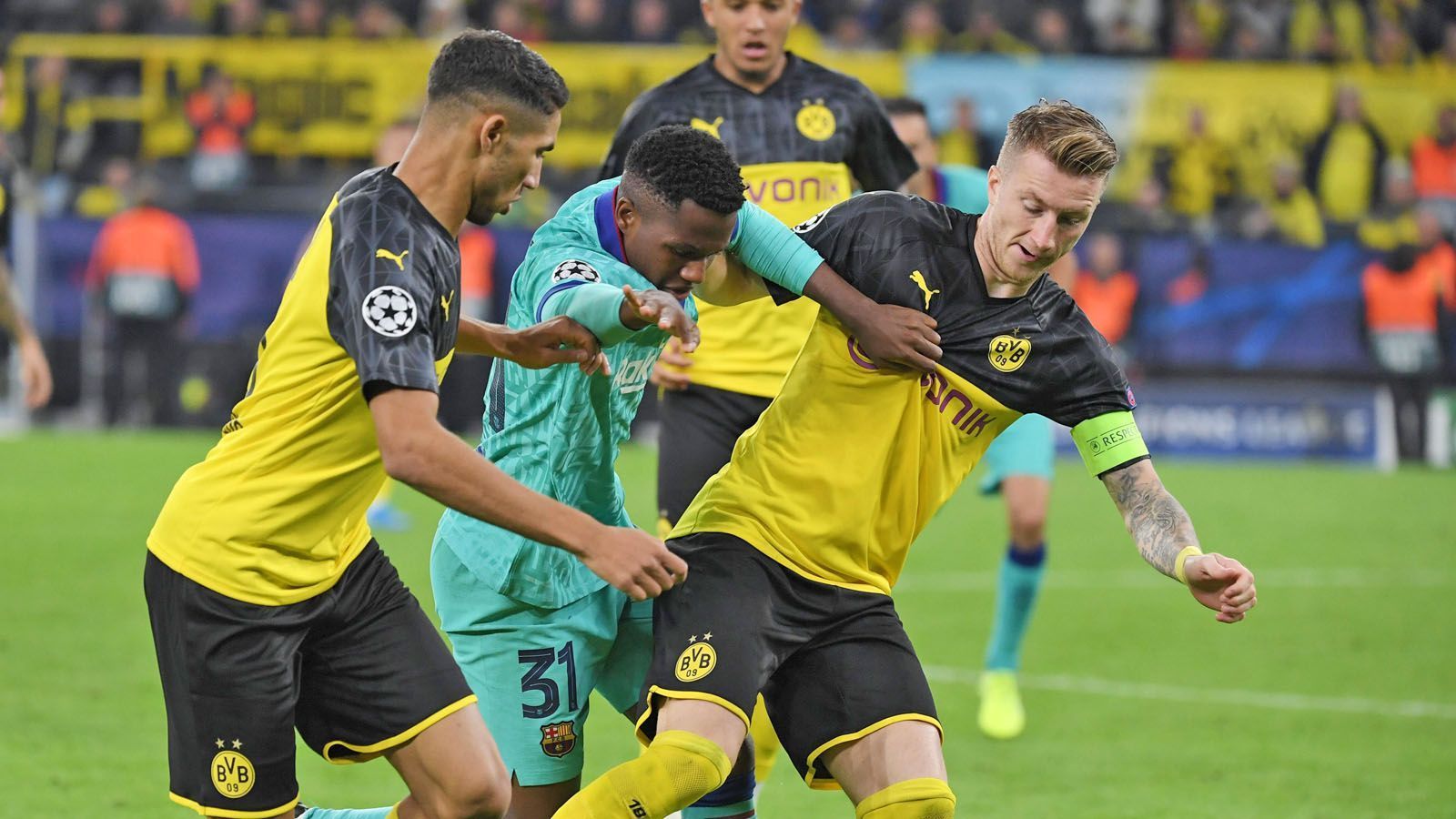 
                <strong>Dortmunder Interesse</strong><br>
                Die schottische Zeitung "Daily Record" berichtete im Juli, dass Borussia Dortmund seine Fühler nach dem neuesten La Masia-Emporkömmling ausgestreckt haben soll. Doch der Transfer blieb ein Traum. Am ersten Spieltag der Champions League 2019/20 musste der BVB stattdessen aufpassen: Fati ging von Beginn an beim Duell im Signal Iduna Park auf Torjagd. Ein großer Abend für den Youngster - sein Debüt in der Königsklasse für Barca vor einer riesigen Kulisse. 
              