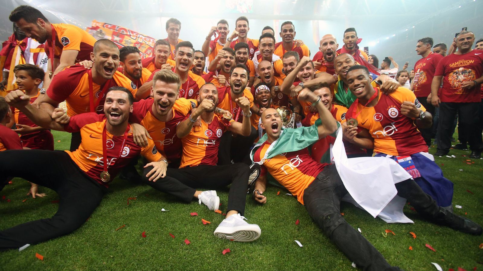
                <strong>Platz 12 - Galatasaray Istanbul (Türkei)</strong><br>
                Social-Media-Fans gesamt: 26,1 MillionenFacebook: 12,9 MillionenTwitter: 8,7 MillionenInstagram: 4,5 Millionen
              