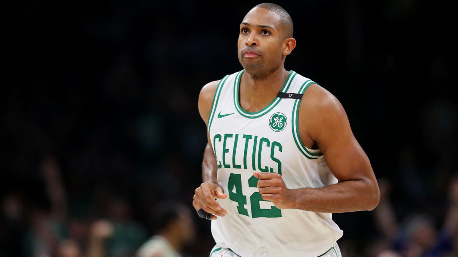 
                <strong>Al Horford ist zurück bei den Celtics</strong><br>
                Die Celtics sorgten bereits Mitte Juni mit einem großen Trade für Schlagzeilen. Kemba Walker, der vergangene Saison mit 19,3 Punkten durchaus effektiv war und trotzdem den hohen Erwartungen nicht immer gerecht wurde, ist weggeschickt worden. Im Gegenzug kehrte Al Horford nach zwei Spielzeiten bei den Philadelphia 76ers und Oklahoma City Thunder nach Boston zurück. Der Center/Forward spielte bereits von 2016 bis 2019 für Boston und war damals als Führungsspieler gesetzt. Allerdings ist er nun bereits 35 Jahre alt.   
              