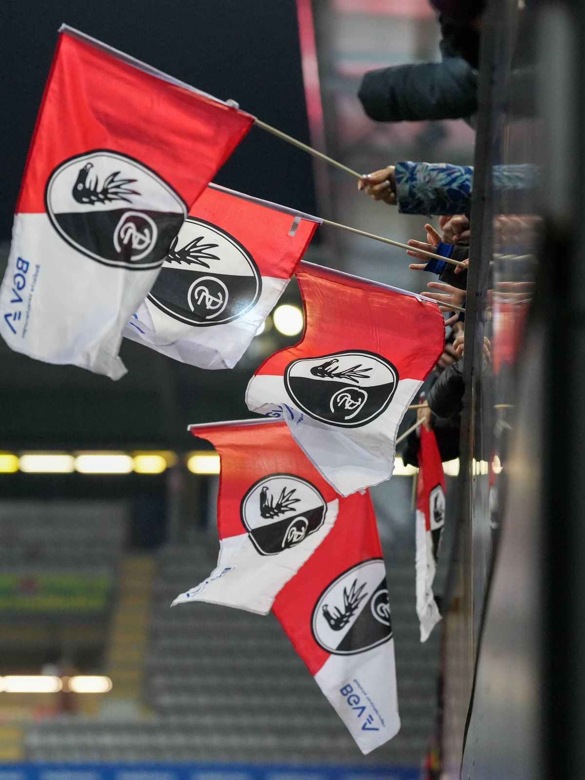 Fans auf der Tribüne im gut gefüllten Dreisamstadion, Fahne, BGV , Fussball, GooglePixel Frauen-Bundesliga, 9.Spieltag, 2024 2025, SC Freiburg vs. FC Bayern München, 08.11.2024, Dreisamstadion, Fre...