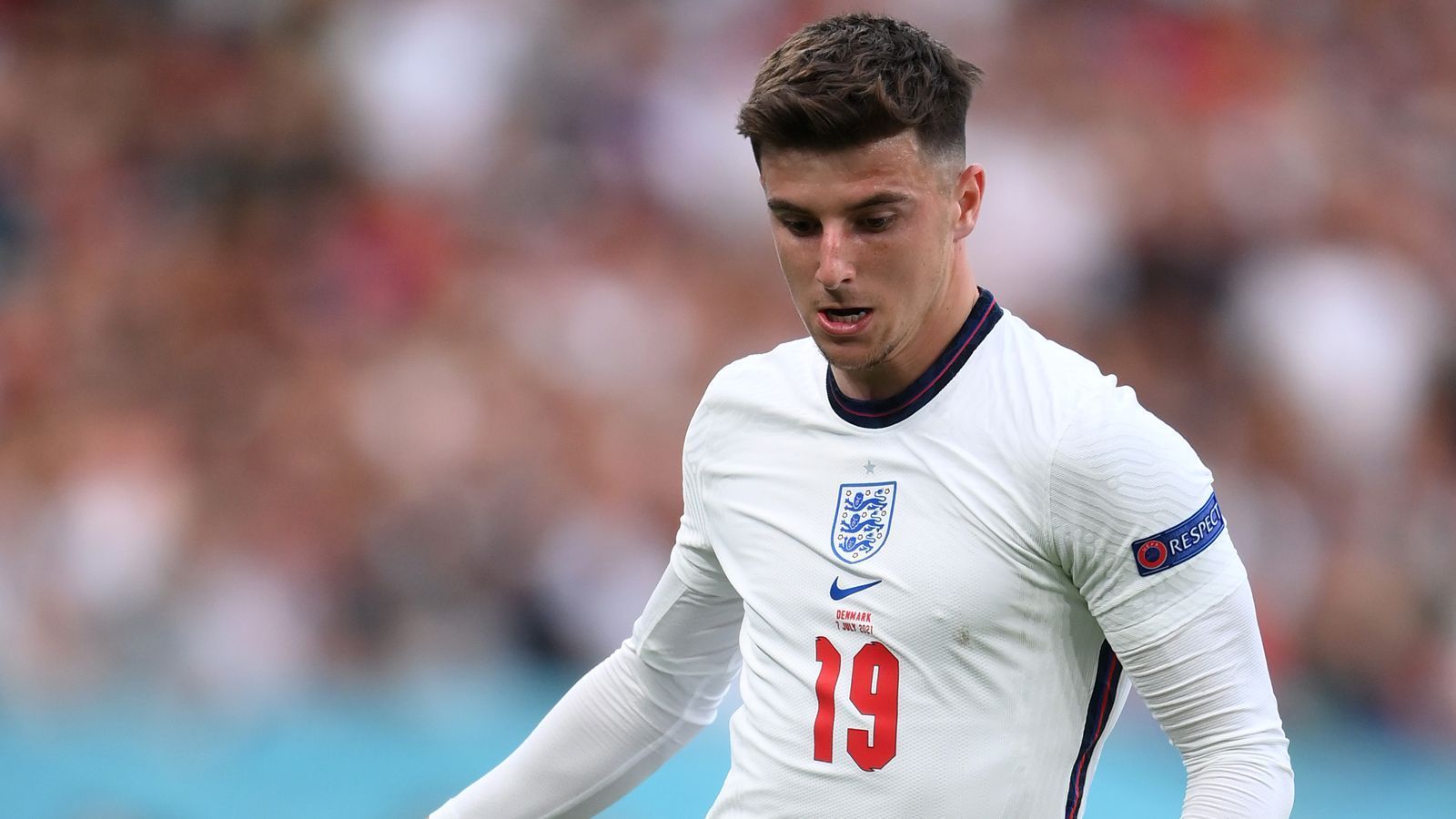 
                <strong>Mason Mount (England)</strong><br>
                Verursacht in der Anfangsphase einen schlimmen Fehlpass im eigenen Strafraum, der fast zum 0:1 geführt hätte (16.). In der Offensive lange der unauffälligste Engländer. Im zweiten Durchgang über die rechte Seite deutlich aktiver, letztlich macht er aus seinen Möglichkeiten zu wenig. Dennoch ein bemühter Auftritt des Youngsters. Räumt in der Verlängerung für Foden das Feld (95.). ran-Note: 3.
              