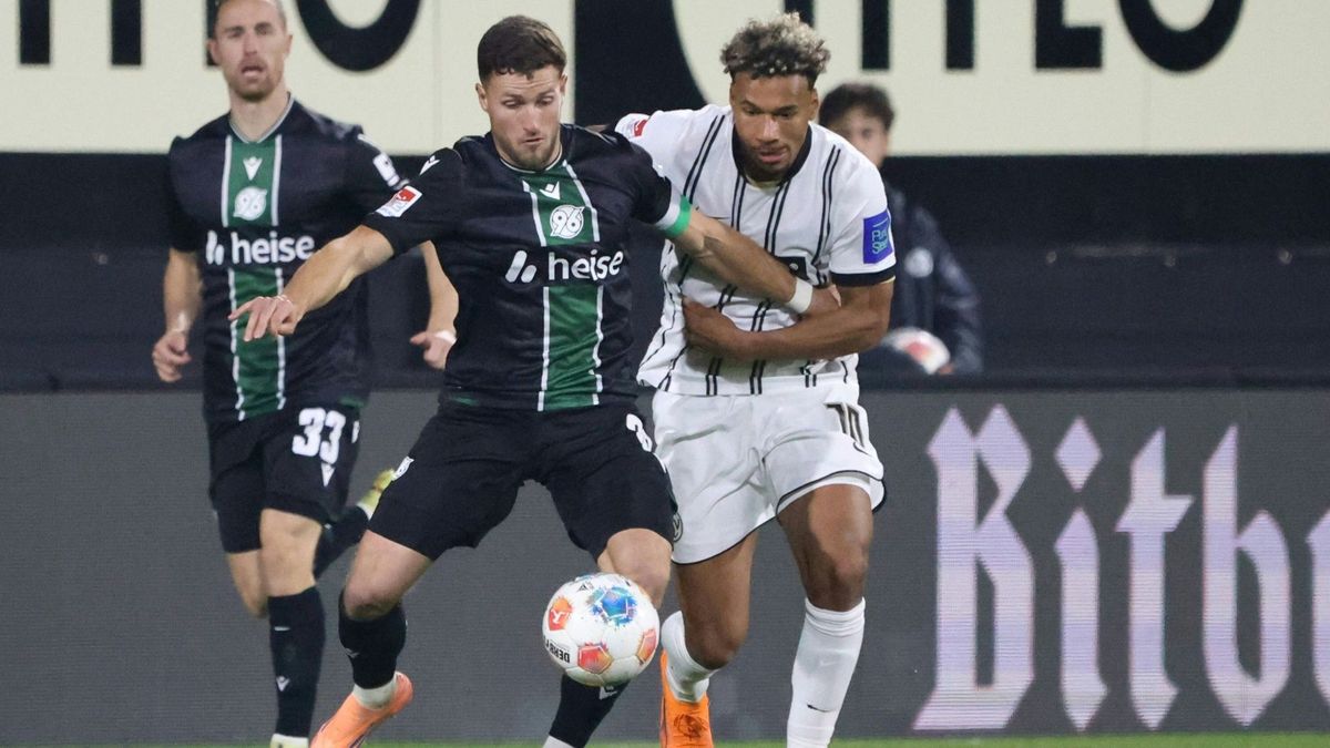 Hannovers Leopold (l.) im Duell mit Conté