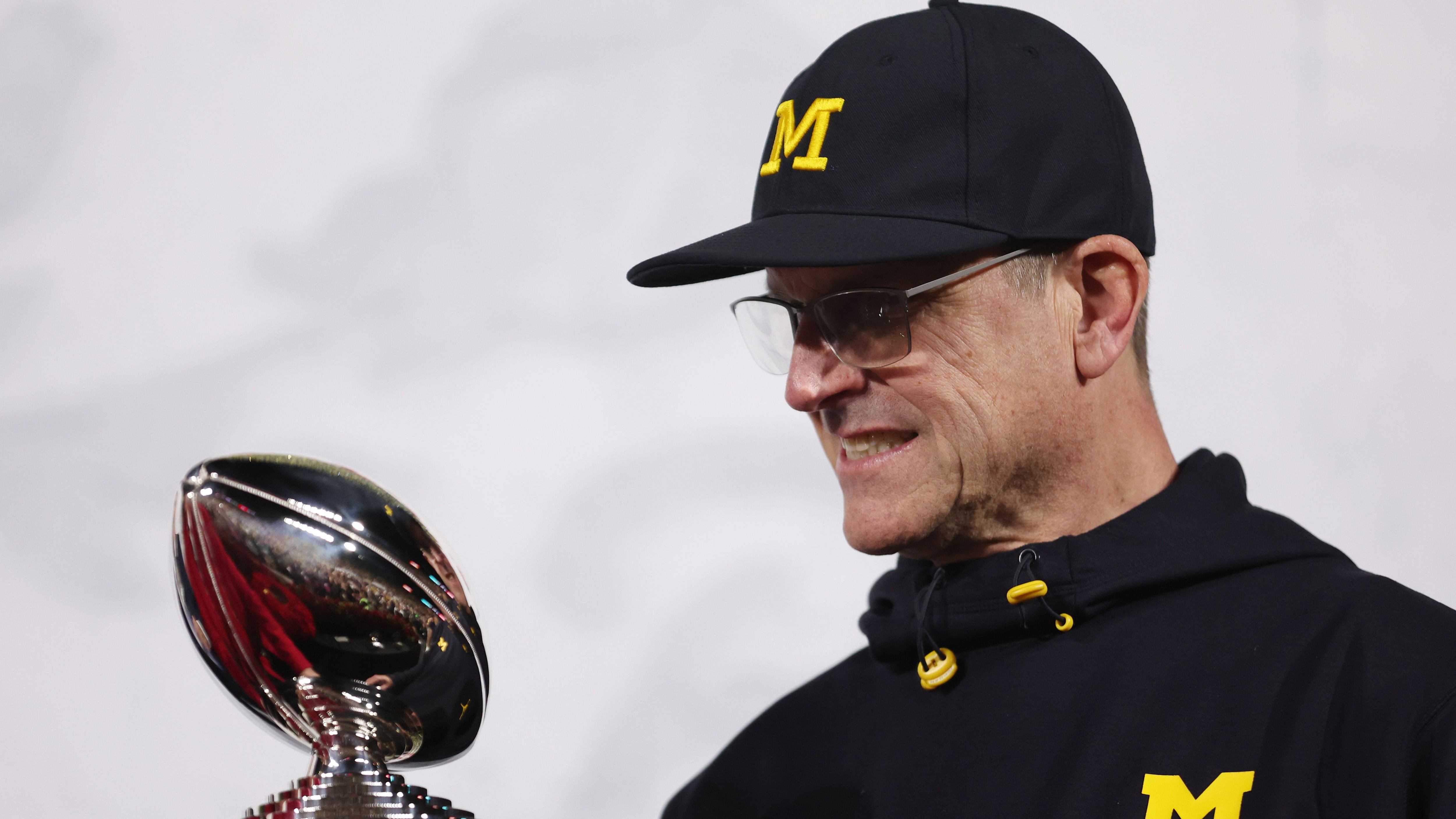 <strong>Auf der Suche: Jim Harbaugh</strong><br>Hinzu kommt, dass er in Don Yee einen NFL-erfahrenen Agenten verpflichtet hat. Sollte das Angebot passen, dürfte er zuschlagen, heißt es. Fakt ist: Harbaugh ist ein perfektes Beispiel für College-Coaches, die zum Ende der Regular Season der NFL in die Liga streben und die Trainer, die auf dem Hot Seat sitzen, noch mehr unter Druck setzen. Und das sind nicht wenige.