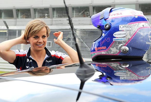 
                <strong>Susie Wolff</strong><br>
                Die 31-jährige Schottin arbeitet bereits seit 2013 als Testfahrerin für das Williams-Team. In Silverstone darf sie jetzt erstmals offiziell im freien Training starten. Vorher fuhr sie sechs Jahre in der DTM (Deutsche Tourenwagen Masters) und kam dabei zwei Mal in die Punkte.
              