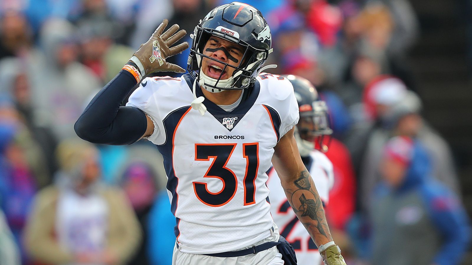 
                <strong>FIX: Denver Broncos</strong><br>
                Star-Safety Justin Simmons hat den Franchise Tender akzeptiert. Damit binden die Broncos nach dem Abgang von Cornerback Chris Harris mit Simmons eine wichtige defensive Stütze für die kommende Saison. Die Broncos sollen zudem kurz vor einer langfristigen Verlängerung mit Simmons stehen. Mit 15 verteidigten Pässen und vier Interceptions in 16 Partien spielte der 26-Jährige 2019 seine bisher beste NFL-Saison für die Broncos. Unter dem Tag verdient Simmons 2020 12.735.000 US-Dollar. 
              