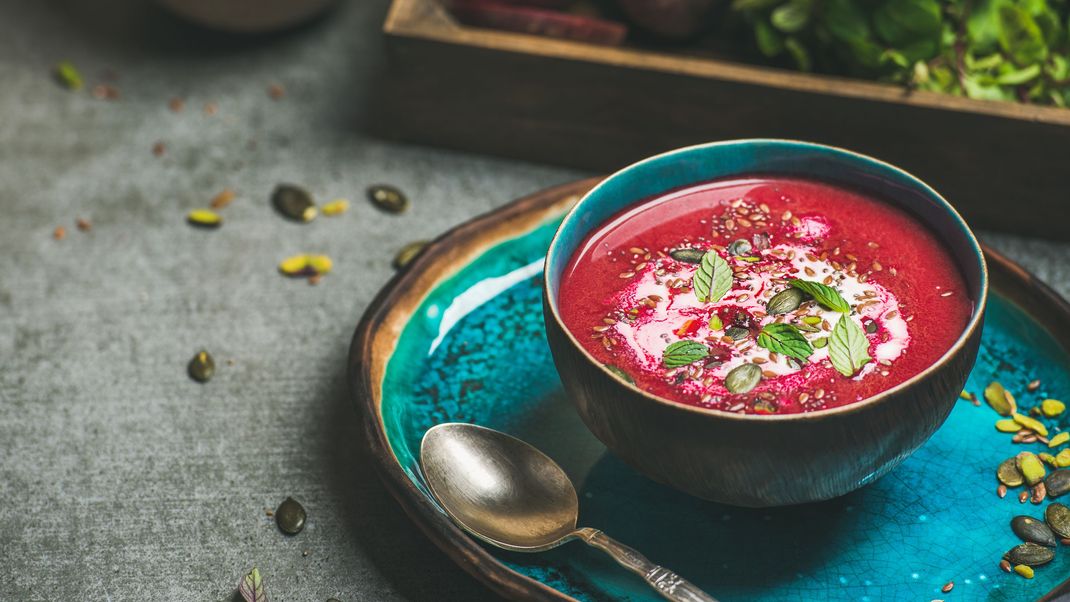 Für kalte verregnete Abende genau das Richtige: eine wärmende Rote-Bete-Suppe.