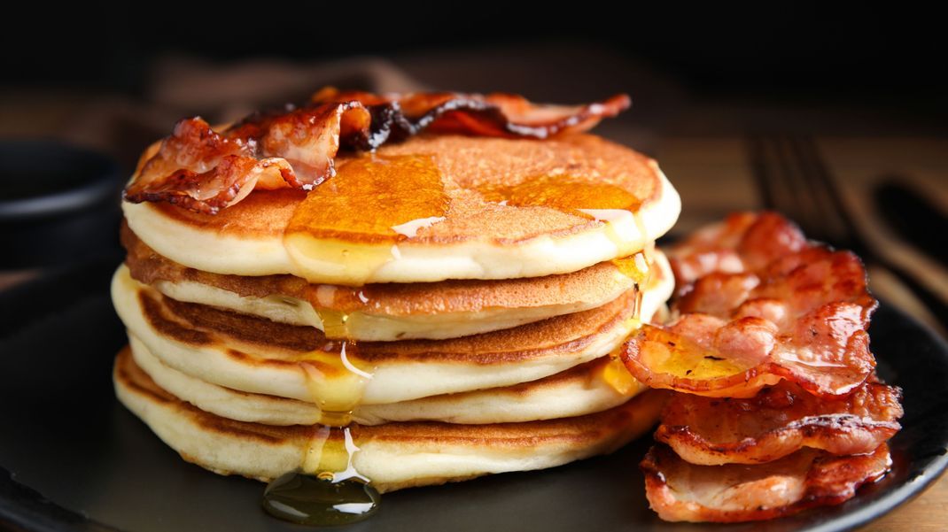 Was für ein Frühstück: saftig fluffige Pancakes mit langsam tropfendem Sirup.&nbsp;