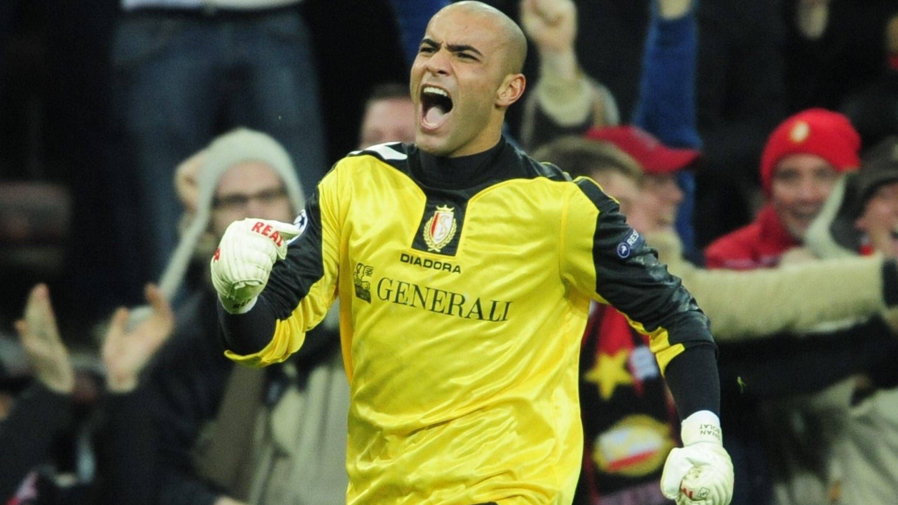 <strong>Sinan Bolat</strong><br>Das erste Torwart-Tor in der Historie der Champions League aus dem Spiel heraus - auch, wenn es nach einem Standard fiel - erzielte Sinan Bolat von Standard Lüttich. Im letzten Gruppenspiel gegen AZ Alkmaar in der Saison 2009/10 erzielte er mit einem Traum-Kopfball den 1:1-Ausgleich und sicherte den Belgiern so den Einzug in die Europa League.