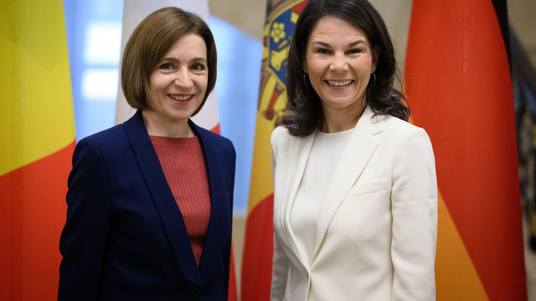 Maia Sandu (l.), pro-europäische Präsidentin der Republik Moldau, hier mit Annalena Baerbock (r.), stellt sich in einer Schicksalswahl für eine weitere Amtszeit zur Verfügung.