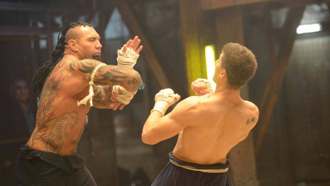 Kurt Sloane (Alain Moussi) kämpft gegen Kickboxer Champion Tong Po (Dave Bautista), um den Tod seines Bruders zu rächen.