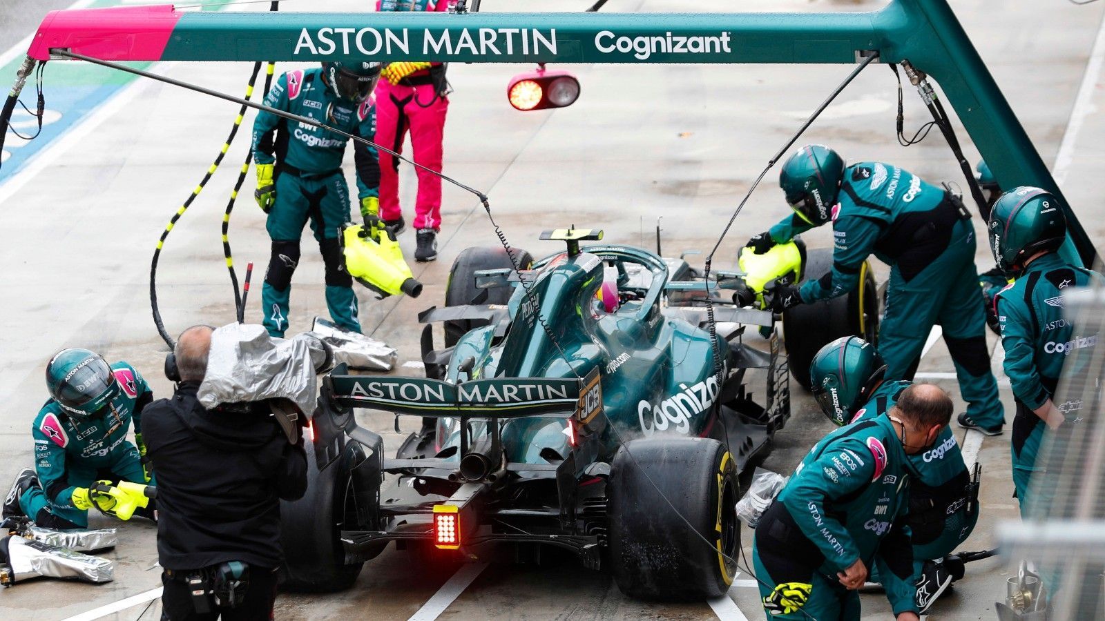 
                <strong>Verlierer: Aston Martin</strong><br>
                Das viele Pech, das Sebastian Vettel ertragen musste, geht zu einem nicht unerheblichen Teil auf den Rennstall zurück. Die überhitzen Bremsen seien "ein grober Fehler" des gesamten Teams gewesen, erklärte Vettel bei "Sky". Bei den Reparaturarbeiten waren die Mechaniker zu langsam, was Vettel den Start aus der Box und die Strafe bescherte. Beim Re-Start entschied sich das Team für die falschen Reifen, weil es einen stehenden Start vermutete, was bei einer nassen Strecke aber eher unwahrscheinlich war. Vettel fiel weiter zurück. "Zu viele kleine Fehler", wie der Deutsche sagte, werfen kein gutes Licht auf seinen neuen Arbeitgeber.
              