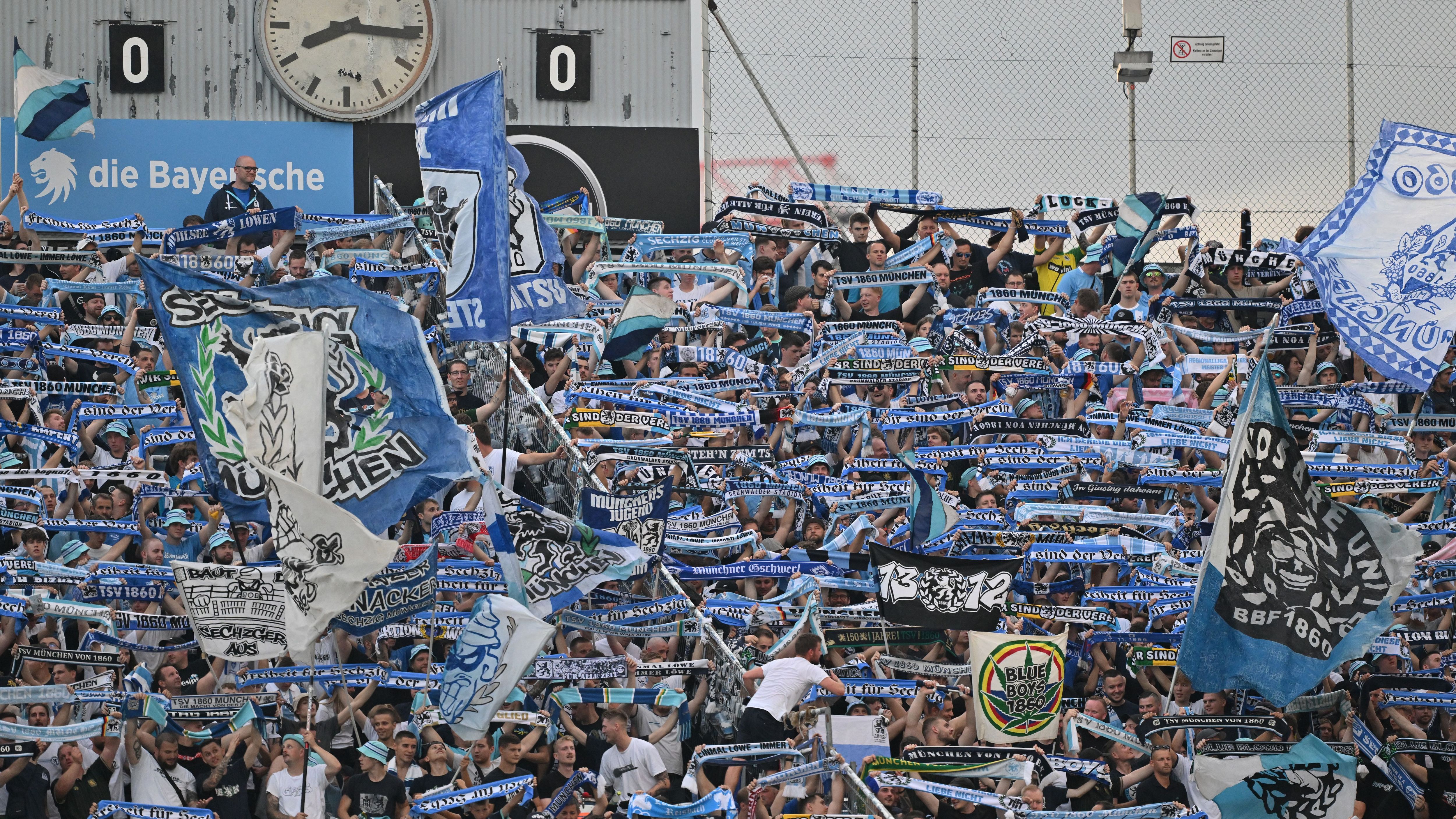 <strong>Platz 6: TSV 1860 München</strong><br>- Verkaufte Dauerkarten: 10.500<br>- Veränderung zur letzten Saison: -1.200<br>Erstmals seit langer Zeit sind die Dauerkarten-Verkäufe wieder zurückgegangen - womöglich aufgrund der frustrierenden Vorsaison (Platz 15), aber wohl auch wegen der ständigen Machtkämpfe im Klub. Ein schockierendes Signals aus der Fanszene ...&nbsp;