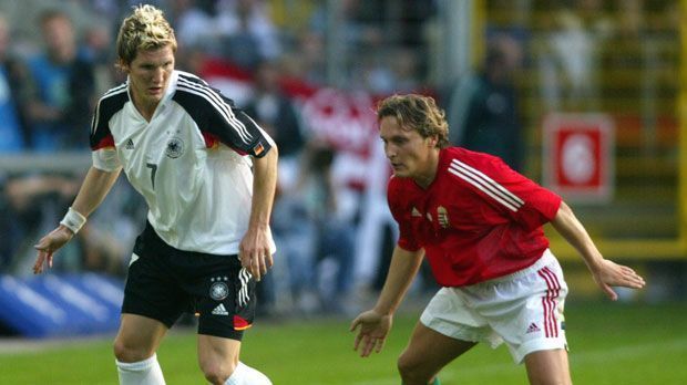 
                <strong>Länderspiel-Debüt gegen Ungarn 2004</strong><br>
                2004 feierte "Schweini" sein Debüt in der Nationalmannschaft gegen Ungarn. Der damals 19-Jährige wurde zur Halbzeit für Miroslav Klose eingewechselt. Die DFB-Elf verlor mit 0:2. Trotzdem war es der Startschuss einer schillernden Nationalmannschafts-Karriere.
              