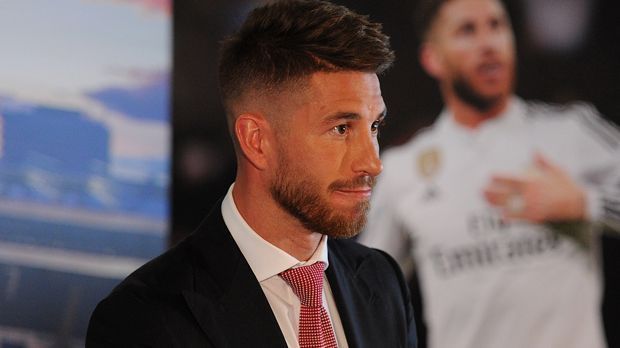 
                <strong>Abwehr: Sergio Ramos (Real Madrid)</strong><br>
                Abwehr: Sergio Ramos (Real Madrid). Der Spanier soll mit seinem Gehalt bei Real Madrid unzufrieden gewesen sein. Manchester United schien sehr an einem Kauf interessiert, bis sich Ramos mit den "Königlichen" auf einen neuen Vertrag einigte.
              