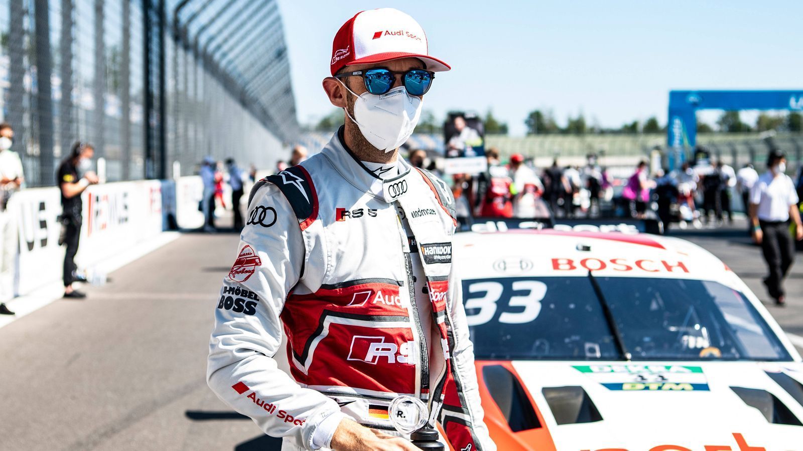 
                <strong>René Rast ist zurück</strong><br>
                Es waren wilde Wochen für den Titelverteidiger. Sieg zum Auftakt in Spa, dann die Schummel-Vorwürfe, der aberkannte Sieg, dazwischen sechs Formel-E-Rennen in neun Tagen - das Programm war hart. Hinzu kam dann die schwache Performance am Samstag mit Platz sieben und Ratlosigkeit. Am Sonntag schlug Rast zurück, gewann mit 0,089 Sekunden Vorsprung und unterstrich seine Titelambitionen. Er steht jetzt bei 61 Punkten.
              