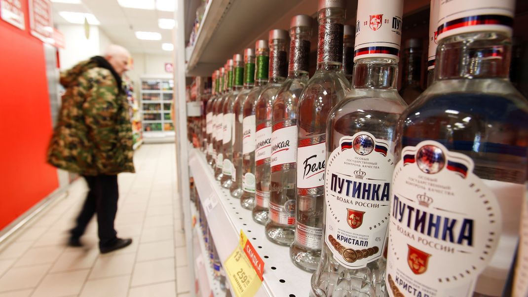 Archivaufnahme mit den Preisen vom 8. April 2020, Russland: Ein Kunde geht an Regalen mit Wodkaflaschen in einem Supermarkt in Moskau vorbei.