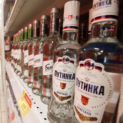 Archivaufnahme, 8. April 2020, Russland: Ein Kunde geht an Regalen mit Wodkaflaschen in einem Supermarkt in Moskau vorbei.