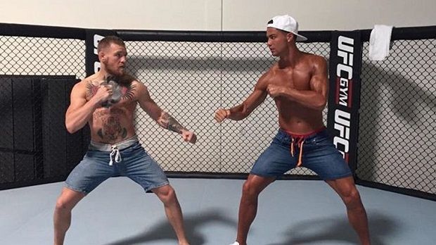 
                <strong>Cristiano Ronaldo</strong><br>
                Fußball-Ikone Cristiano Ronaldo ist großer UFC-Fan und ließ es sich nicht nehmen, bei einem Besuch in Las Vegas mit Conor McGregor zu trainieren.
              