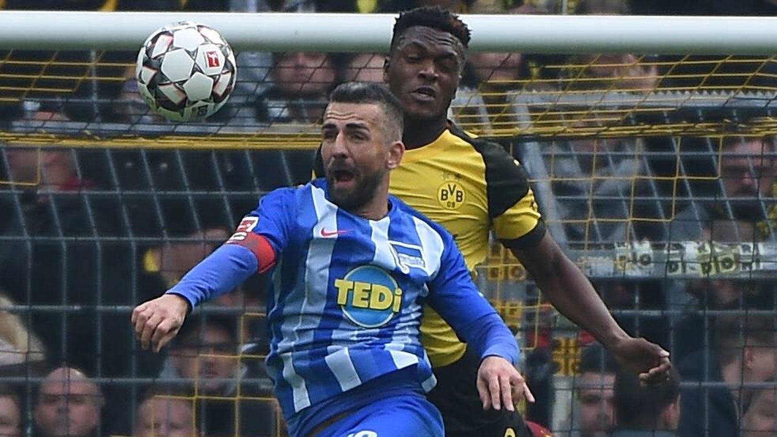 
                <strong>Dan-Axel Zagadou</strong><br>
                Hält mit Diallo die Dortmunder Abwehr zusammen. Sehr konzentrierte Leistung mit einem fast optimalen Stellungsspiel, so dass Berliner Chancen fast ausschließlich durch Konter entstehen. Rettet nach einem Hertha-Freistoß, nachdem Bürki nur abprallen lassen kann. Doch dann der kapitale Bock: Verursacht in der 90. Minute mit einem dummen Foul im Strafraum einen Elfmeter, der zum 2:2-Ausgleich führt. ran-Note: 4
              