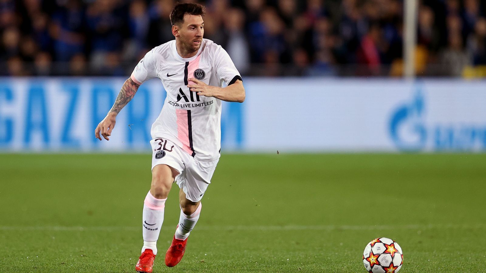 
                <strong>Bei PSG: So viel soll Lionel Messi verdienen</strong><br>
                Lionel Messi ist der neue Superstar bei Paris St. Germain und soll dort einen äußerst lukrativen Vertrag unterzeichnet haben. ran zeigt die angeblichen Vertragsdetails zwischen dem Argentinier und dem Ligue-1-Krösus.
              