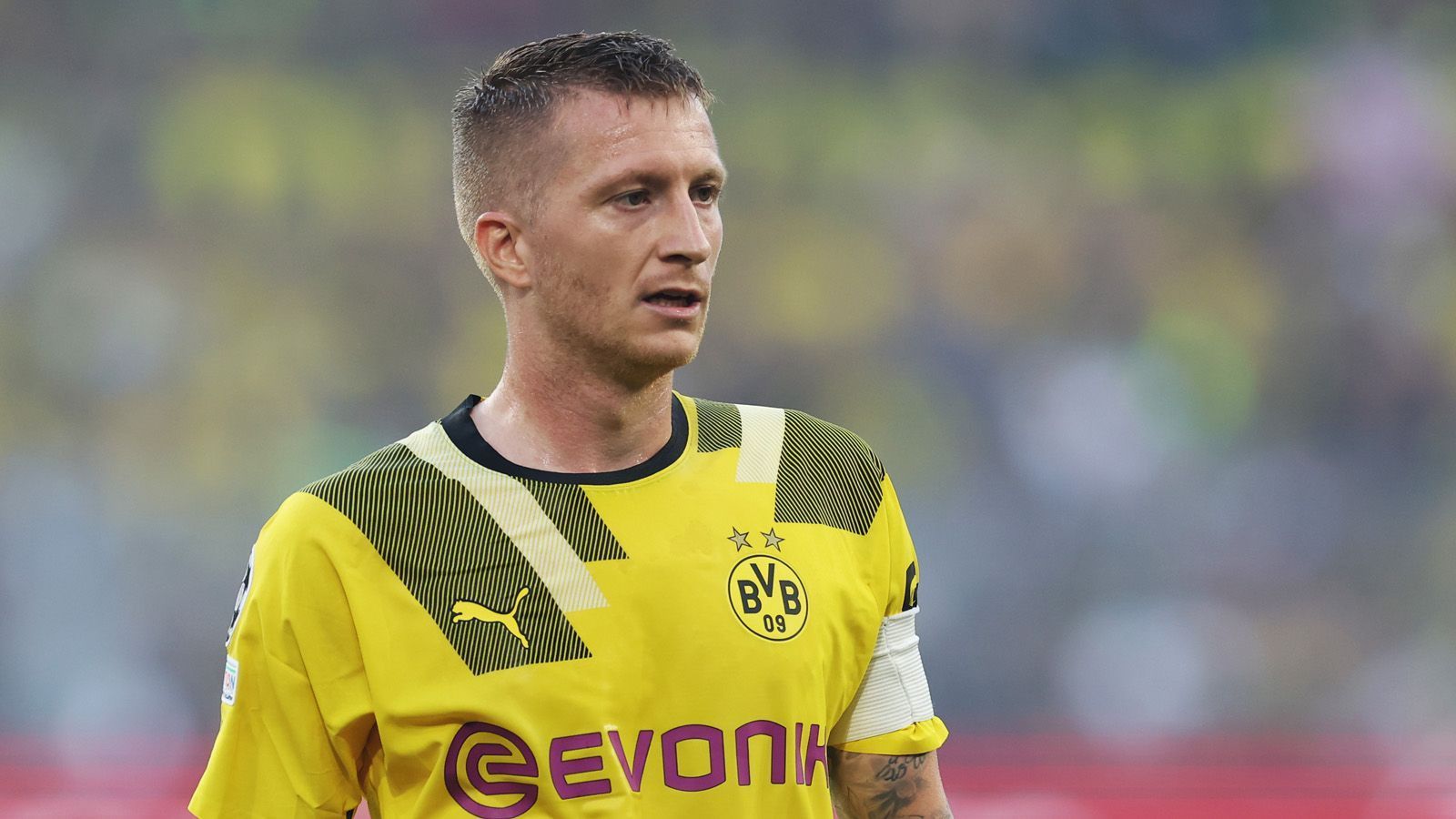 
                <strong>Marco Reus (Borussia Dortmund)</strong><br>
                Hörbar war das Aufatmen, als Marco Reus nach seiner Verletzung am Wochenende gegen Bochum zu einem Kurzeinsatz kam. Doch die Freude hielt nicht lange an. Weil der ewige Pechvogel, der bereits zwei große Turniere verletzungsbedingt verpasst hatte, erneut über Schmerzen klagte, fehlte er in Wolfsburg. Damit dürften auch seine WM-Chancen auf ein Minimum gesunken sein. Denn Flick kann sich in Katar eigentlich keine angeschlagenen Spieler leisten. WM-Zug: fährt wohl ohne ihn ab
              