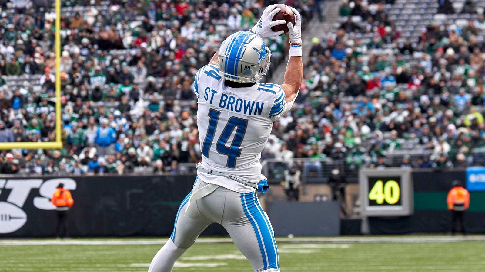 
                <strong>Detroit Lions - Amon-Ra St. Brown, Wide Receiver</strong><br>
                Mit Amon-Ra St. Brown schafft es sogar ein Deutscher auf die Liste. Dabei sind die Detroit Lions ein sehr junges und aufstrebendes Team. Doch das liegt eben nicht zuletzt an St. Brown, der im Draft lange warten musste, sich unter Head Coach Dan Campbell aber schnell festspielte. Der Wide Receiver fängt knapp drei Viertel der Pässe, die auf ihn geworfen werden. Obwohl er vergangene Saison immer wieder angeschlagen war, knackte der 23-Jährige in seinem zweiten Jahr zum ersten Mal die 1000-Yards-Marke und zählt ohne Übertreibung zu den besten Spielern auf seiner Position. Der beste Cornerback des Gegners wird immer auf ihn angesetzt, doch St. Brown hat bereits gezeigt, dass er damit umgehen kann.Honorable Mentions: Offensive Tackle Penei Sewell, Defensive End Aiden Hutchinson
              