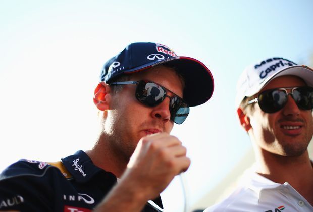
                <strong>Ein Schluck für den Weltmeister</strong><br>
                Unterschiedliche Welten: Für Sebastian Vettel (l.) ist der Grand Prix von Abu Dhabi das erste Rennen als vierfacher Weltmeister, Adrian Sutil muss weiter um seine Zukunft in der Formel 1 bangen. Noch weiß der Force-India-Pilot nicht, wie es 2014 weitergeht
              
