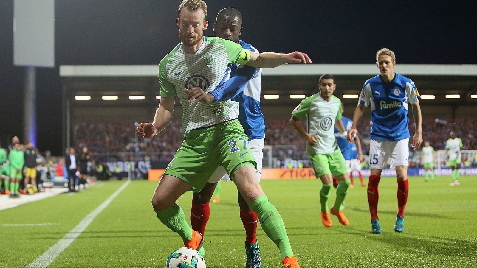 <strong>2018: VfL Wolfsburg vs. Holstein Kiel</strong><br>
                Ob sie wirklich Gefallen an Last-Minute-Rettungen gefunden haben? Jedenfalls behauptete sich Wolfsburg wie im Jahr zuvor&nbsp;mit zwei Siegen gegen einen aufmüpfigen Zweitligisten. Das Heimspiel gegen Holstein Kiel gewannen die "Wölfe" mit 3:1, bei den "Störchen" genügte ein später Treffer zum 1:0-Sieg.