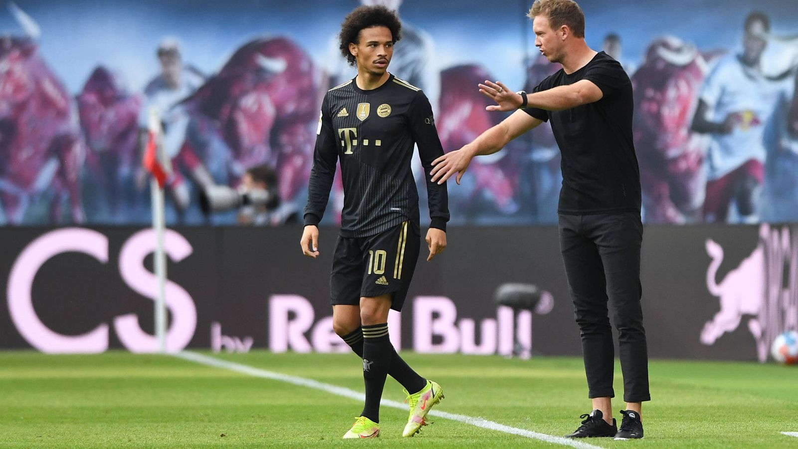 
                <strong>Leroy Sane (FC Bayern München)</strong><br>
                Bleibt anfangs mit seinen Dribblings ein ums andere Mal am Gegenspieler hängen. Kommt im Laufe der ersten Halbzeit aber immer besser ins Spiel und leitet mit Tempo mehrere Angriffe der Münchner ein. Bedient Lewandowski stark im Sechzehner (32.). Krönt seine nach Länderspielpause deutlich verbesserte Leistung mit dem Treffer zum 3:0 (54.). Das steigende Vertrauen in die eigenen Qualitäten ist ihm bei jeder weiteren Aktion anzumerken.ran-Note: 2
              