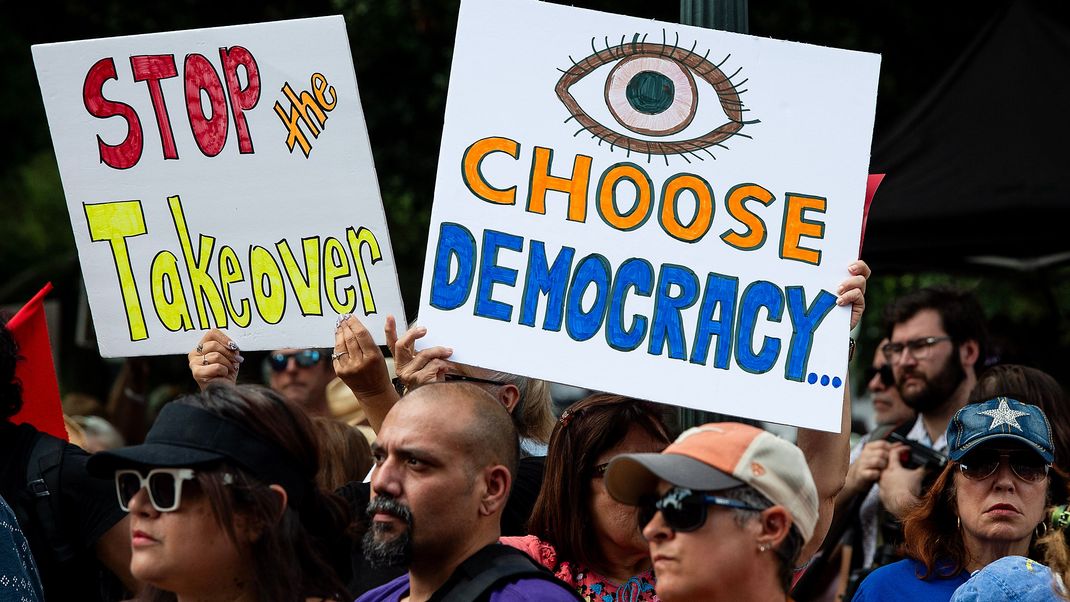 16. August 2025, USA, Austin: Demonstrant:innen versammeln sich auf den südlichen Stufen des texanischen State Capitol zum "Fight the Trump Takeover", dem nationalen Aktionstag und einer Kundgebung zur Neuverteilung der Bezirke.