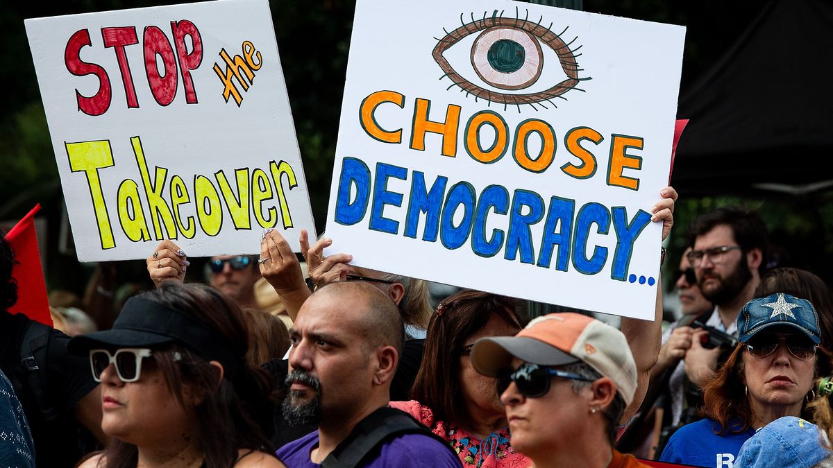 16. August 2025, USA, Austin: Demonstrant:innen versammeln sich zum "Fight the Trump Takeover", dem nationalen Aktionstag und einer Kundgebung zur Neuverteilung der Bezirke.