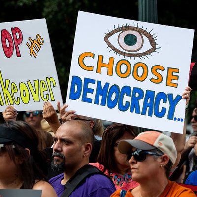 16. August 2025, USA, Austin: Demonstrant:innen versammeln sich zum "Fight the Trump Takeover", dem nationalen Aktionstag und einer Kundgebung zur Neuverteilung der Bezirke.