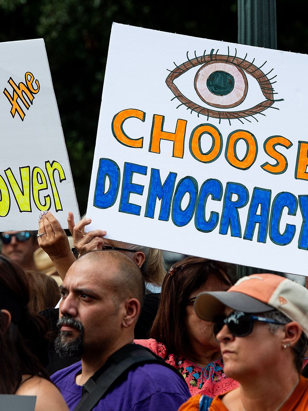 16. August 2025, USA, Austin: Demonstrant:innen versammeln sich zum "Fight the Trump Takeover", dem nationalen Aktionstag und einer Kundgebung zur Neuverteilung der Bezirke.