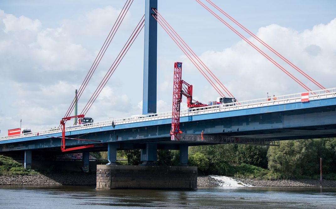 Wegen einer Fahrbahnreparatur wird auf der Brücke für einen Tag der Hauptfahrstreifen Richtung Lübeck gesperrt. (Archivbild)