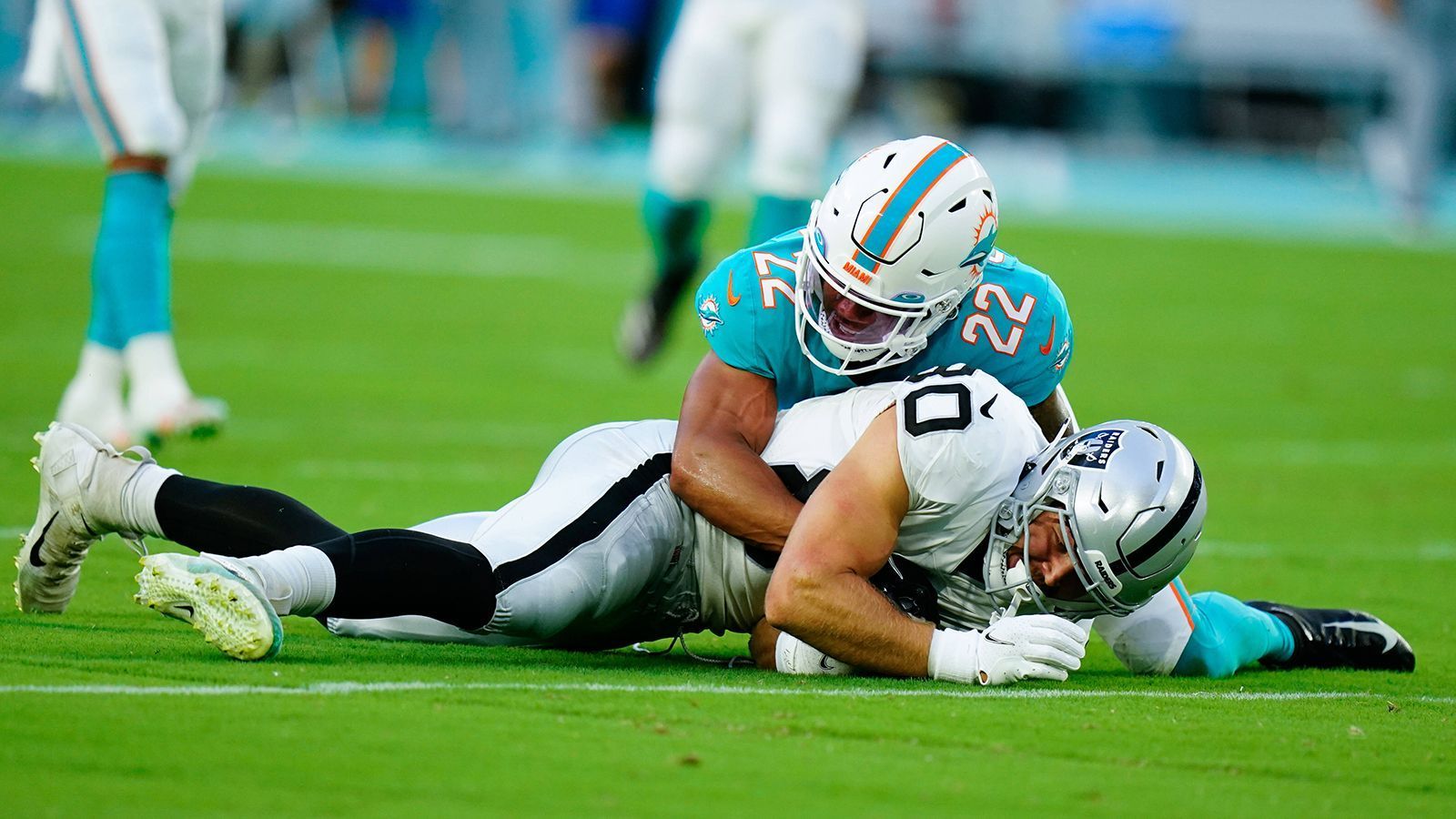 
                <strong>14. Platz: Las Vegas Raiders</strong><br>
                &#x2022; Starter: Austin Hooper<br>&#x2022; Backups: Michael Mayer, O.J. Howard, Jesper Horstead<br>Mit Michael Mayer haben sich die Las Vegas Raiders in der zweiten Runde des NFL Drafts 2023 einen richtigen Allrounder geholt. 180 (!) Pässe fing er in drei College-Spielzeiten und stellte dabei regelmäßig seine Fähigkeiten als Ballfänger, Route Runner und Waffe nach dem Passfang unter Beweis. Auch als Blocker taugt er. Austin Hooper dürfte eine Art Mentor-Rolle einnehmen, auch er kann hin und wieder einen Ball fangen, vergangene Saison sammelte er 444 Receiving Yards. Der ehemalige Erstrunden-Pick O.J. Howard bringt eigentlich alle physischen Anlagen mit, um sich zu einem der besten Tight Ends der Liga zu entwickeln, zeigte dieses Potenzial bisher aber zu selten.
              