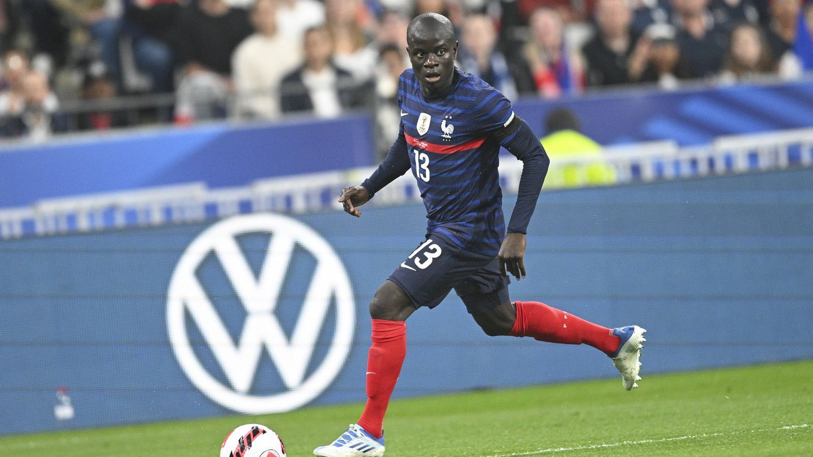 
                <strong>Mittelfeld: N'Golo Kante (Frankreich)</strong><br>
                Nicht Kylian Mbappe oder Antoine Griezmann - viele Experten machten den unscheinbaren Abräumer als Schlüssel zum WM-Titel 2018 aus. Nun fehlt er nach einer Operation am hinteren Oberschenkel. 
              