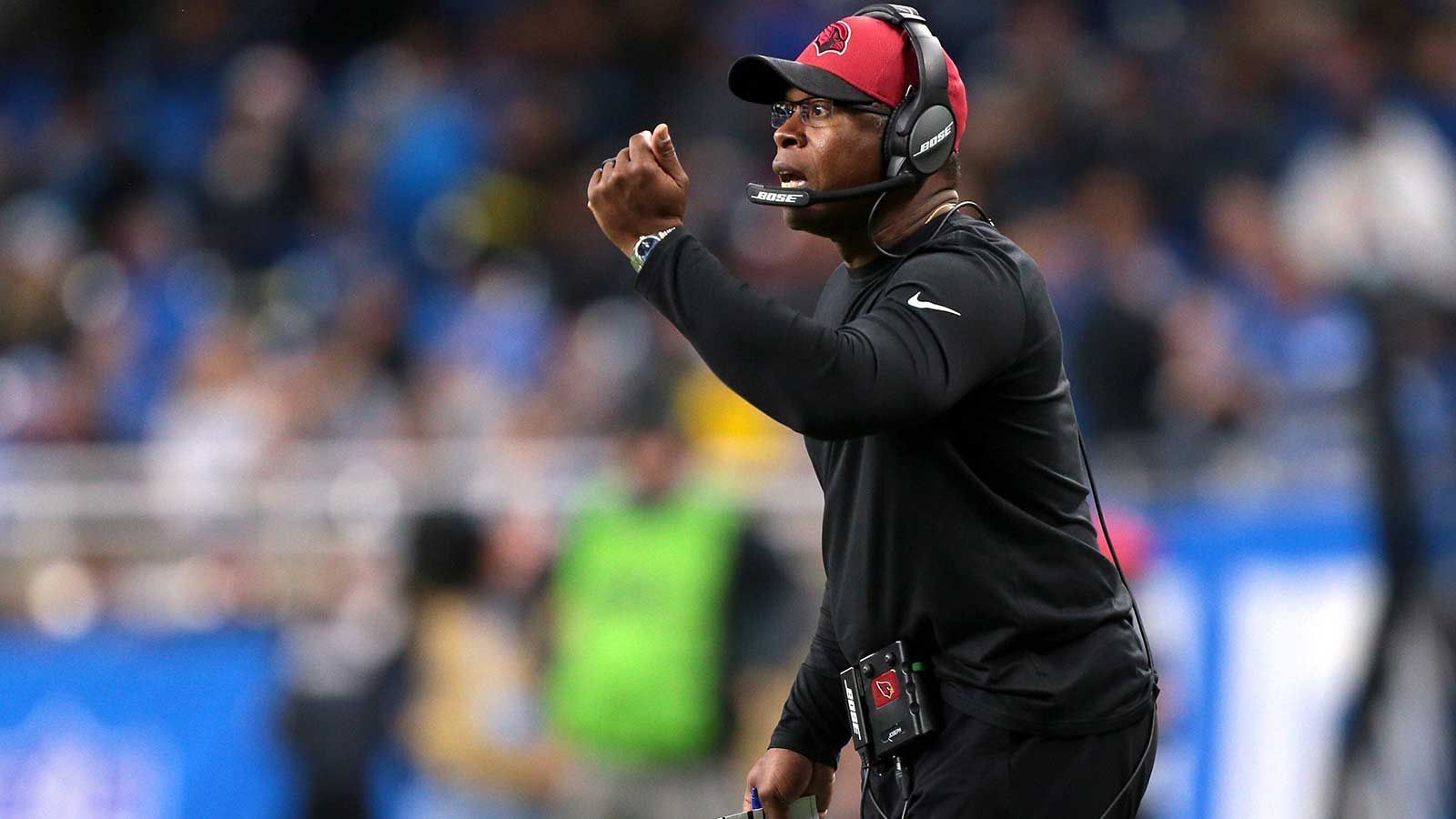 
                <strong>Vance Joseph (Arizona Cardinals)</strong><br>
                Mit Jonathan Gannon ging der Defensive Coordinator der Eagles zu den Arizona Cardinals. Geht der Defensive Coordinator der Cardinals jetzt den umgekehrten Weg? Laut "9NEWS" aus Denver wird sich der ehemalige Head Coach der Denver Broncos mit den Verantwortlichen in Philadelphia treffen. Joseph war von 2019 bis 2022 Defensive Coordinator in Arizona.
              