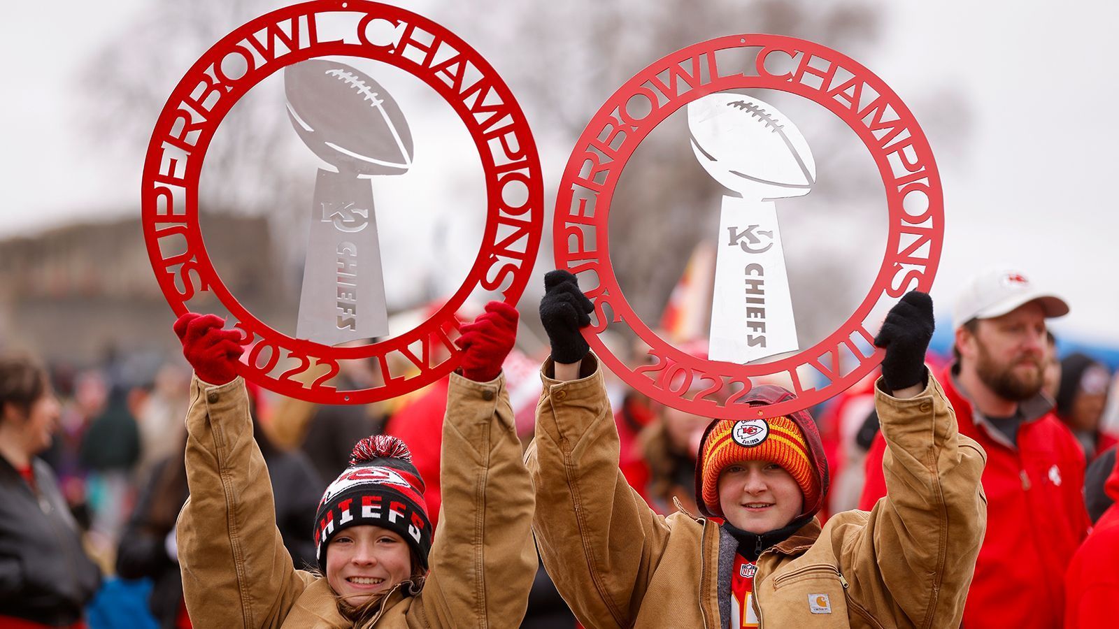 
                <strong>Klein aber oho</strong><br>
                Die kleinsten Fans zeigen kreative Schilder und freuen sich sichtlich über die Party. Und über den Super-Bowl-Sieg.
              