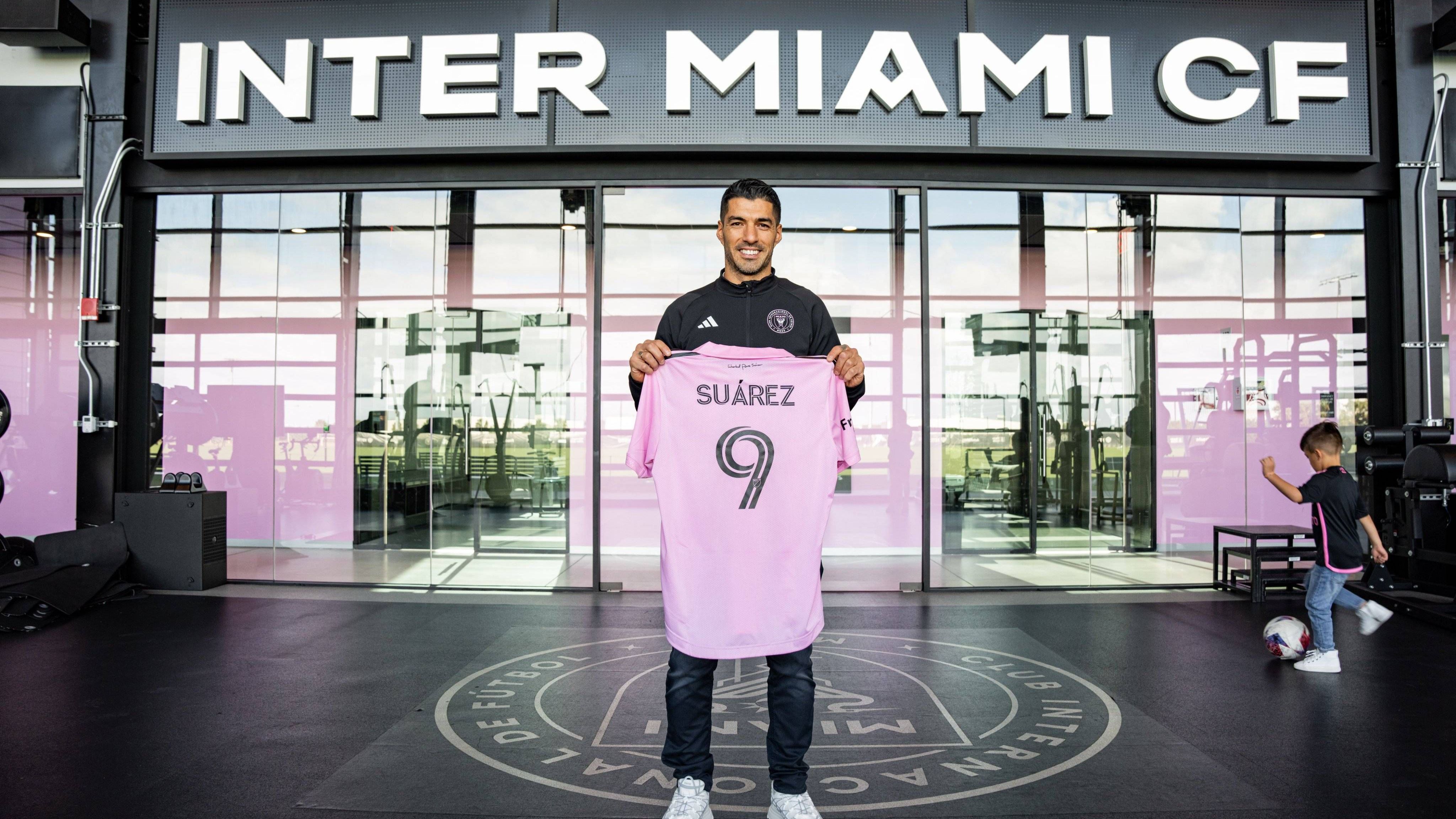 <strong>Luis Suarez (Inter Miami)<br></strong>Der MLS-Klub Inter Miami setzt weiter auf ehemalige Spieler des FC Barcelona. Nach den Verpflichtungen von Lionel Messi, Jordi Alba und Sergio Busquets kommt nun auch noch Luis Suarez. Der 36 Jahre alte Stürmer lief zuletzt für Gremio Porto Alegre auf. In 53 Spielen sammelte er 26 Tore und 17 Vorlagen.&nbsp;