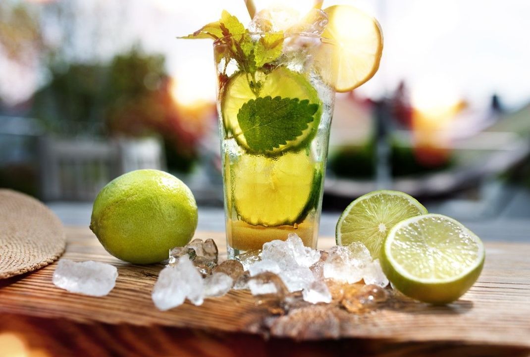 Der Cocktail Caipirinha zählt zu den beliebtesten Cocktails der Welt und ist mit nur wenigen Zutaten super-schnell gemixt. Probiere unser Rezept aus!
