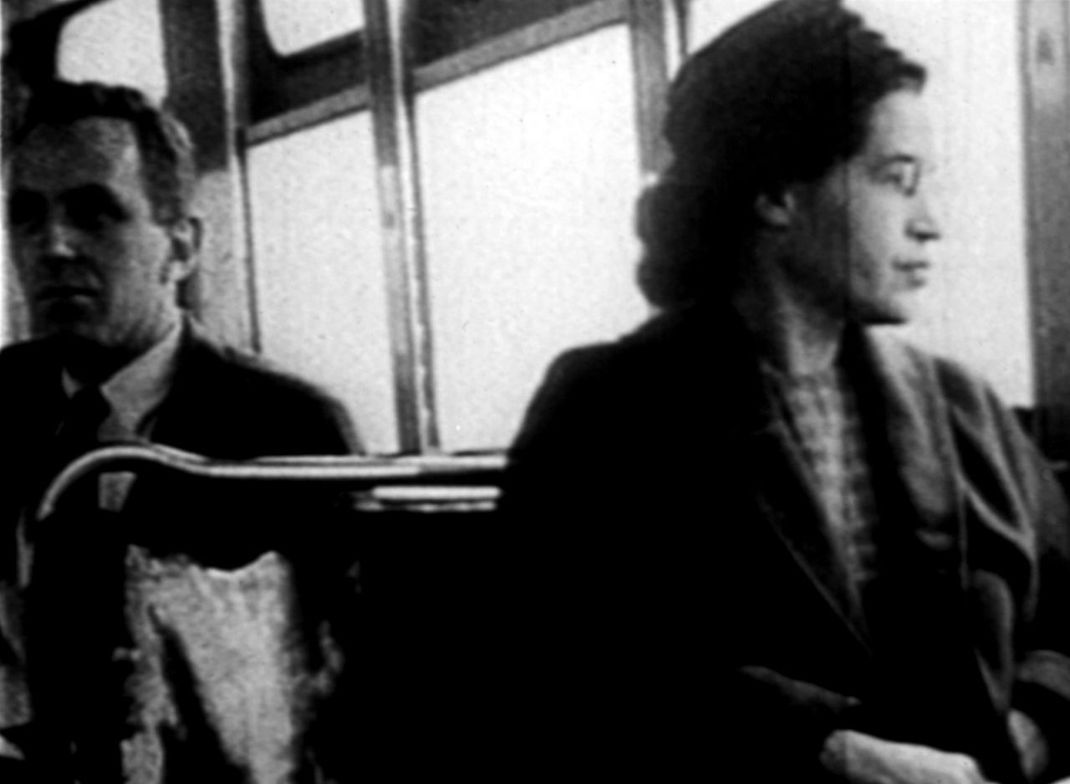 Rosa Parks sitzt 1955 in einem Bus. So alltäglich wie mutig - und der Beginn der amerikanischen Bürgerrechtsbewegung.