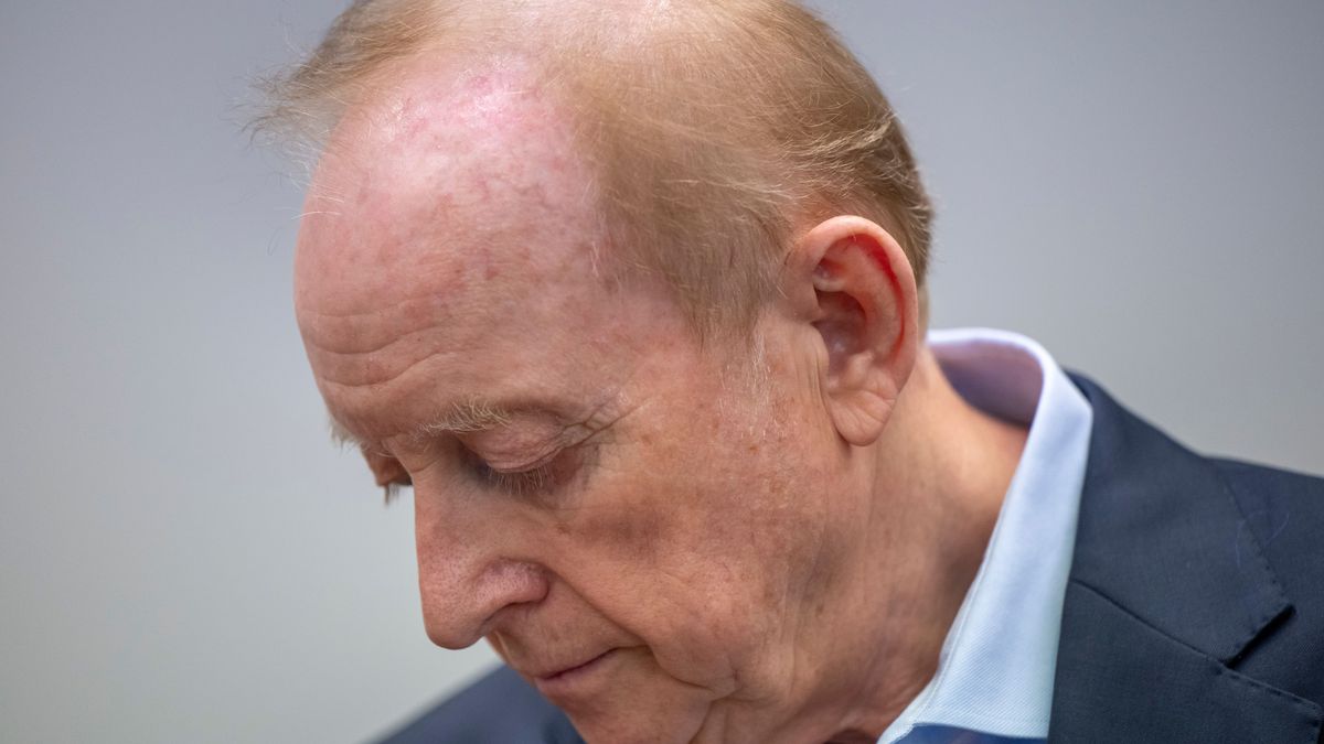Alfons Schuhbeck steht im Gerichtssaal des Landgericht München I.