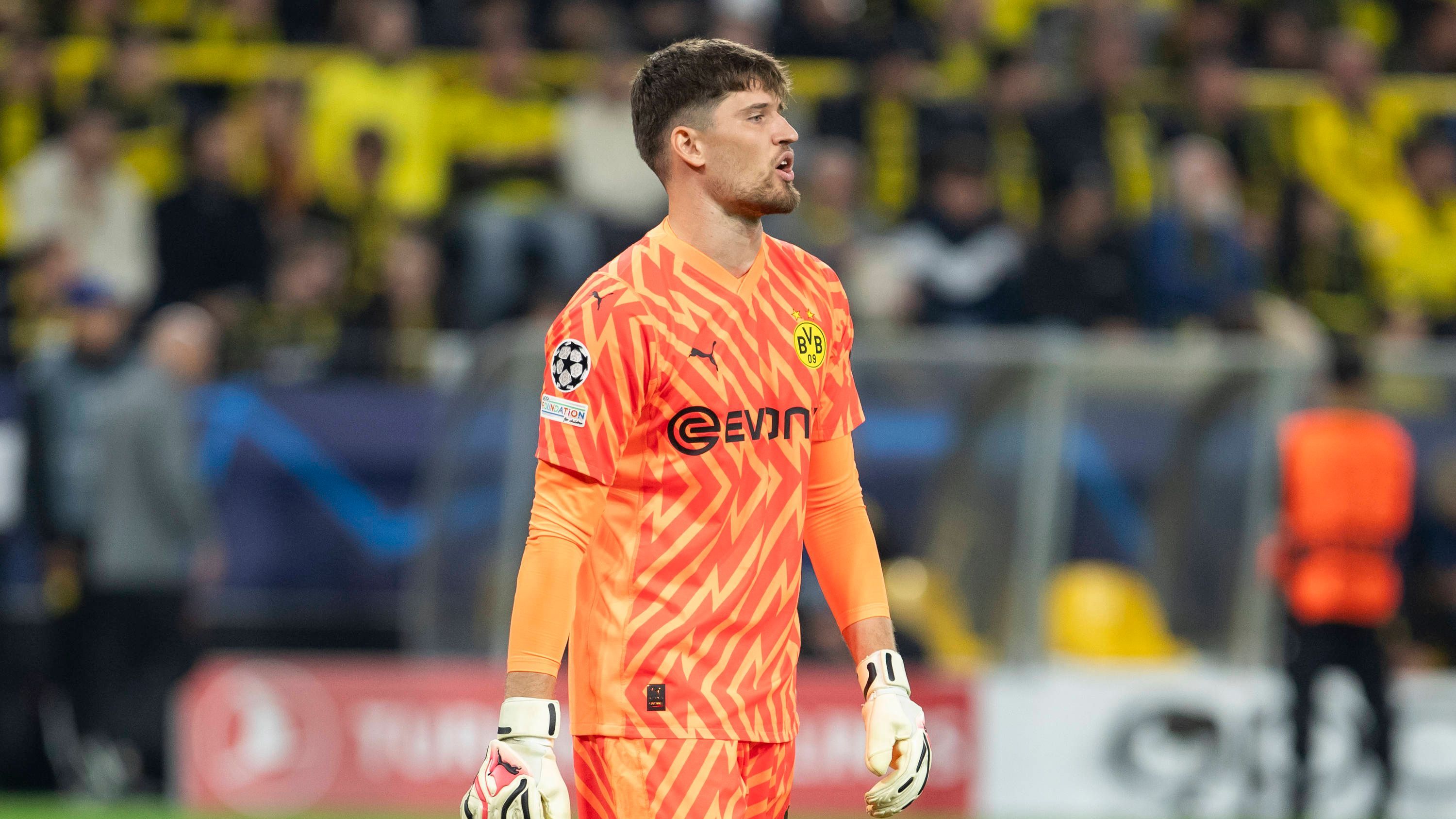 <strong>Gregor Kobel (Borussia Dortmund)<br></strong>Ist nur sehr selten gefordert, kann sich meist auf seine resolute Abwehr verlassen. Hat Glück, dass Giroud den Ball frei stehend über den Kasten bugsiert. Steht bei Pulisics unplatziertem Abschluss (54.) goldrichtig. Stark seine Rettungstat gegen Chukwueze (86.).&nbsp;<strong><em>ran</em>-Note: 2</strong>