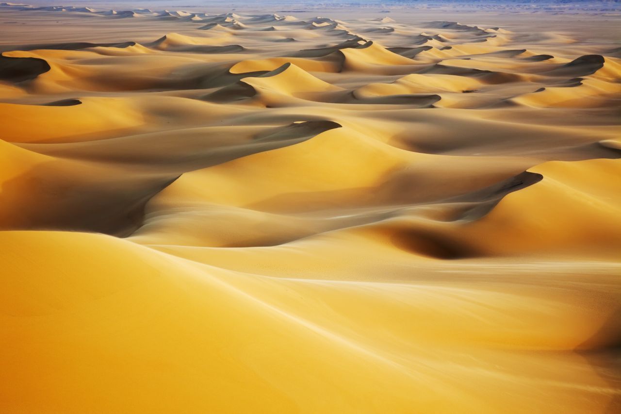 Endlose Sanddünen in der Sahara. Sie können bis 180 Meter hoch werden.